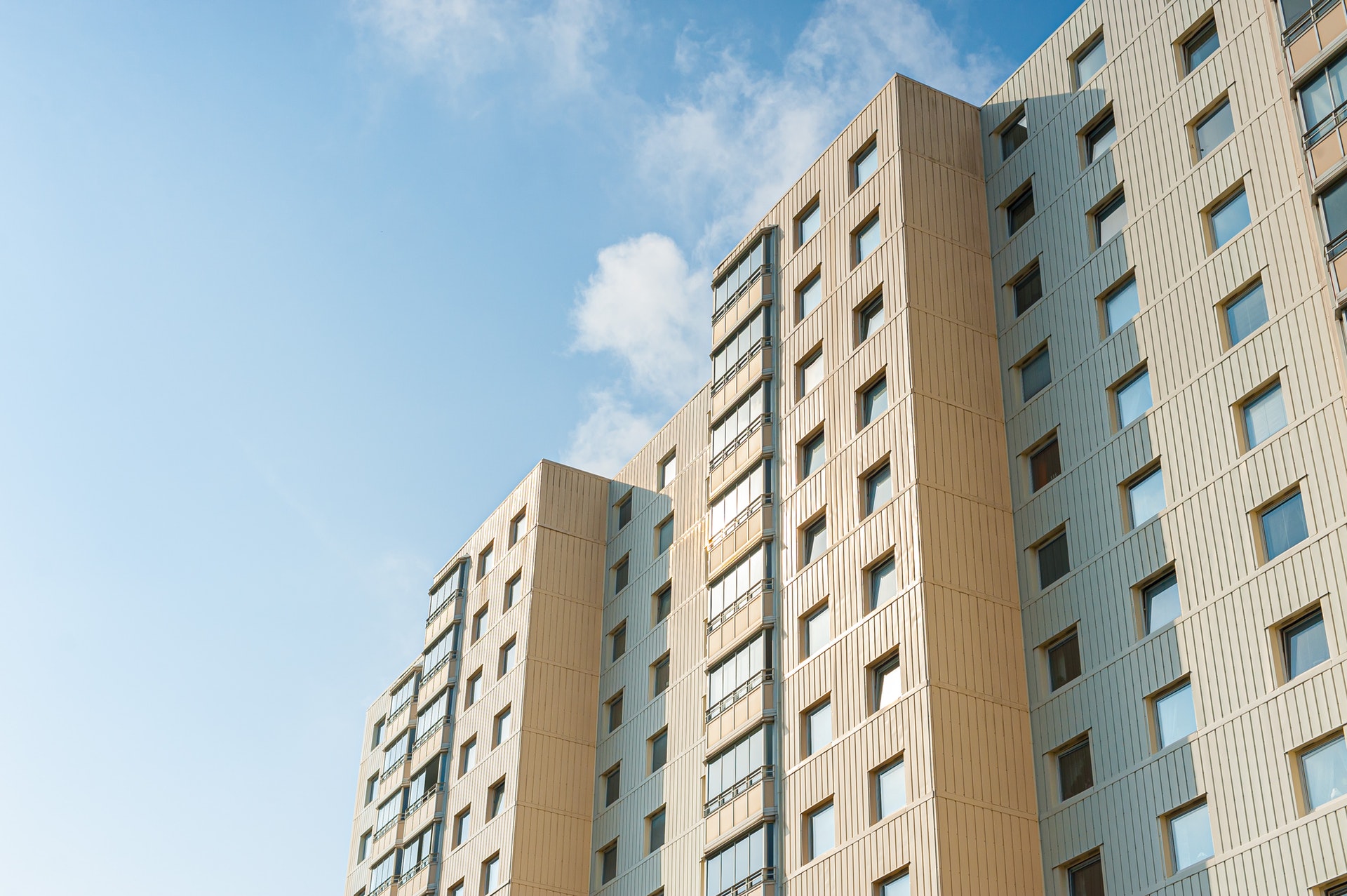 Beige section 8 housing building in los angeles