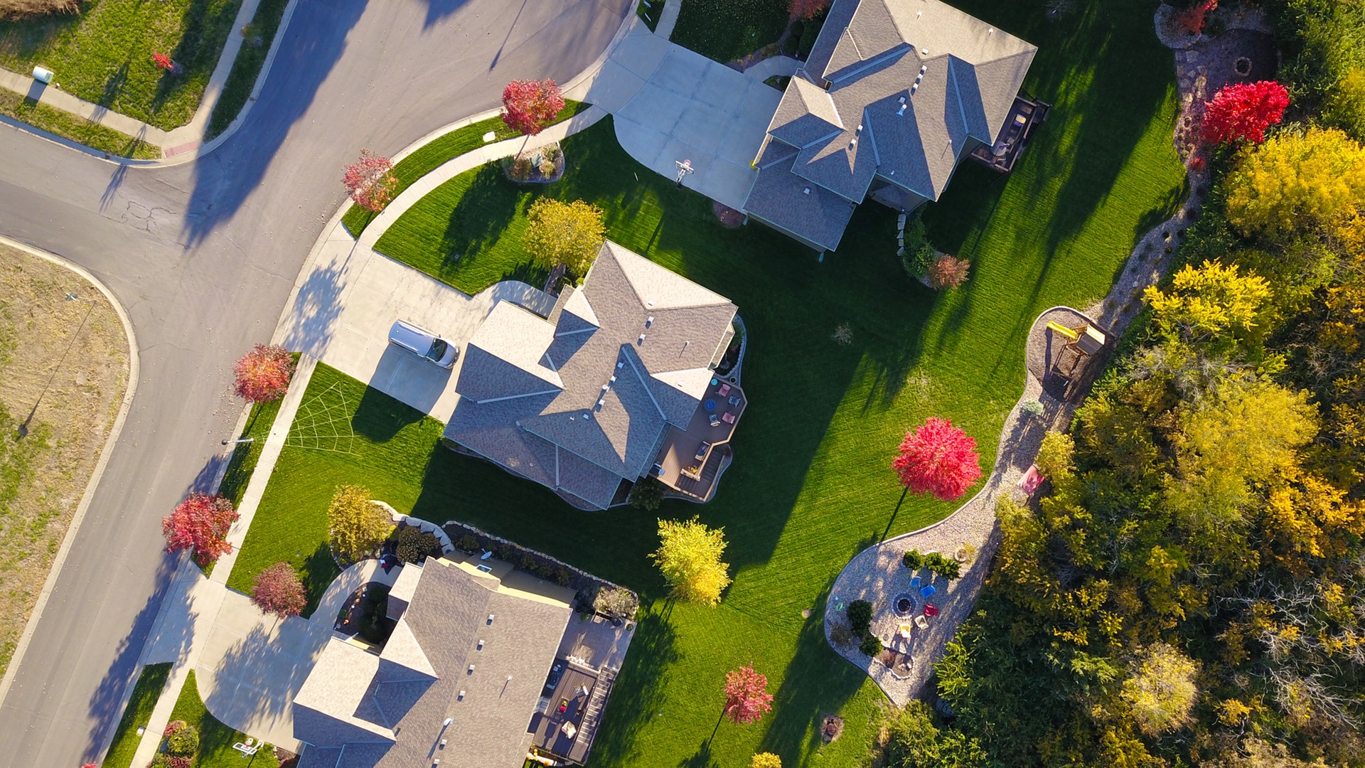 Birds eye view of houses in new housing development neighborhood